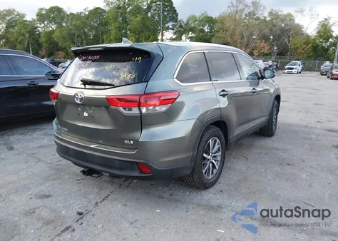 2019 Toyota Highlander Xle z USA, uszkodzony, nr VIN 5TDKZRFH1KS301988